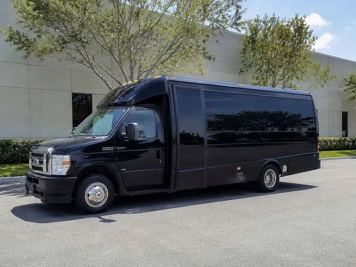ames 18 passenger minibus rental